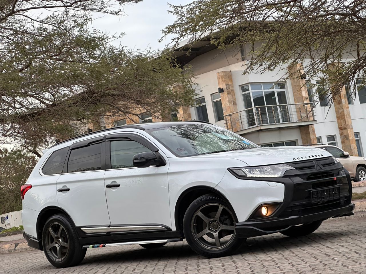 MITSUBISHI OUTLANDER